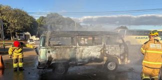 Incêndio em Kombi após abastecimento em Patos de Minas Incêndio em Kombi após abastecimento em Patos de Minas