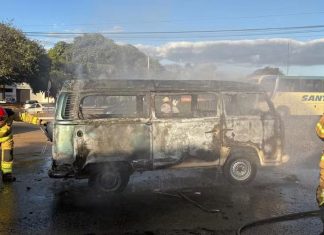Incêndio em Kombi após abastecimento em Patos de Minas Incêndio em Kombi após abastecimento em Patos de Minas