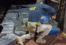 PRF Prende Motorista com 3,5 Toneladas de Maconha durante Tentativa de Fuga em Posto de Combustíveis PRF Prende Motorista com 3,5 Toneladas de Maconha durante Tentativa de Fuga em Posto de Combustíveis