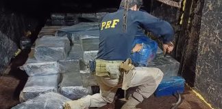 PRF Prende Motorista com 3,5 Toneladas de Maconha durante Tentativa de Fuga em Posto de Combustíveis PRF Prende Motorista com 3,5 Toneladas de Maconha durante Tentativa de Fuga em Posto de Combustíveis