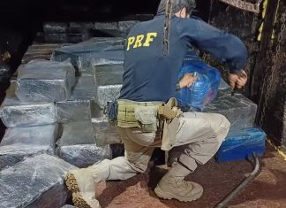 PRF Prende Motorista com 3,5 Toneladas de Maconha durante Tentativa de Fuga em Posto de Combustíveis PRF Prende Motorista com 3,5 Toneladas de Maconha durante Tentativa de Fuga em Posto de Combustíveis