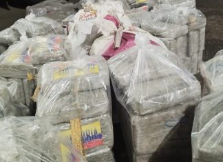 PRF intercepta carga de maconha disfarçada de farelo em Uberaba na BR-262 PRF intercepta carga de maconha disfarçada de farelo em Uberaba na BR-262