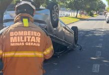 Acidente com capotamento deixa mulher ferida no bairro Roosevelt, em Uberlândia Acidente com capotamento deixa mulher ferida no bairro Roosevelt, em Uberlândia