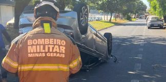 Acidente com capotamento deixa mulher ferida no bairro Roosevelt, em Uberlândia Acidente com capotamento deixa mulher ferida no bairro Roosevelt, em Uberlândia