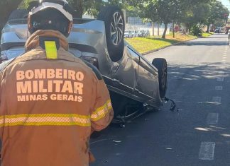 Acidente com capotamento deixa mulher ferida no bairro Roosevelt, em Uberlândia Acidente com capotamento deixa mulher ferida no bairro Roosevelt, em Uberlândia