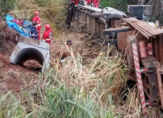 Acidente com múltiplos veículos na BR-153, em Prata, deixa motorista de van gravemente ferido Acidente com múltiplos veículos na BR-153, em Prata, deixa motorista de van gravemente ferido