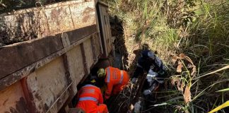 Acidente em Patos de Minas: motorista é arrastado por caminhão desengatado em ribanceira Acidente em Patos de Minas motorista é arrastado por caminhão desengatado em ribanceira