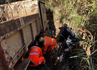 Acidente em Patos de Minas: motorista é arrastado por caminhão desengatado em ribanceira Acidente em Patos de Minas motorista é arrastado por caminhão desengatado em ribanceira