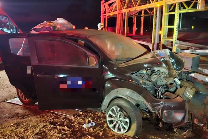 Acidente na BR-365: Carro colide com carreta cegonheira e deixa vigilantes feridos em Uberlândia