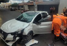 Acidente no Bairro Roosevelt: Motorista Capota Veículo em Uberlândia Acidente no Bairro Roosevelt Motorista Capota Veículo em Uberlândia