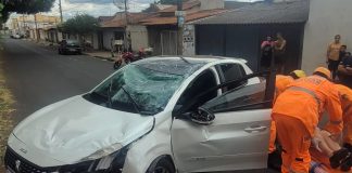 Acidente no Bairro Roosevelt: Motorista Capota Veículo em Uberlândia Acidente no Bairro Roosevelt Motorista Capota Veículo em Uberlândia