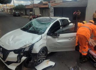 Acidente no Bairro Roosevelt: Motorista Capota Veículo em Uberlândia Acidente no Bairro Roosevelt Motorista Capota Veículo em Uberlândia