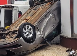 Acidente no Fundinho: Carro capota após colisão e motorista fica ferida em Uberlândia Acidente no Fundinho: Carro capota após colisão e motorista fica ferida em Uberlândia
