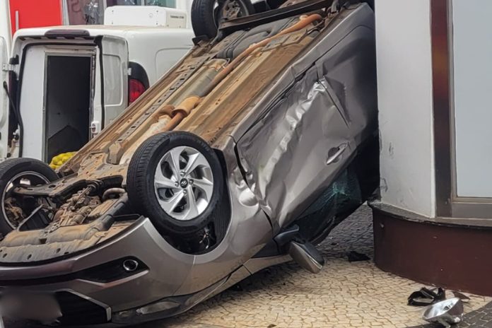 Acidente no Fundinho: Carro capota após colisão e motorista fica ferida em Uberlândia