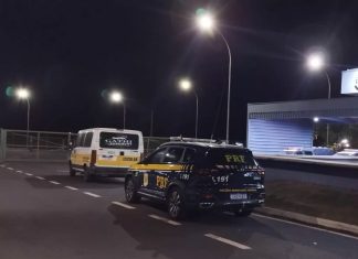 Apreensão de van escolar em Uberaba por irregularidades nas placas Apreensão de van escolar em Uberaba por irregularidades nas placas