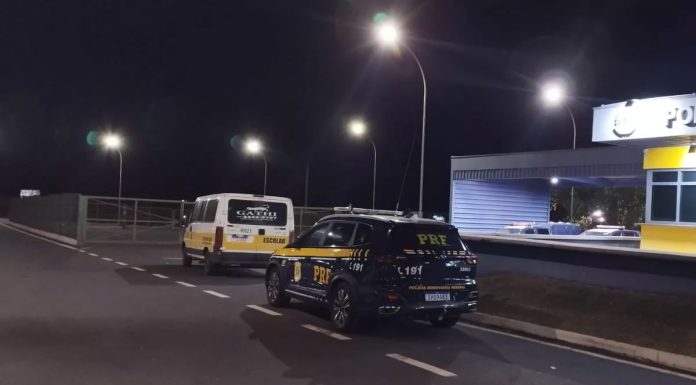 Apreensão de van escolar em Uberaba por irregularidades nas placas Apreensão de van escolar em Uberaba por irregularidades nas placas