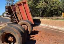 Caminhão tomba e provoca lentidão na BR-050 em Uberlândia após vazamento de óleo Caminhão tomba e provoca lentidão na BR-050 em Uberlândia após vazamento de óleo