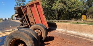 Caminhão tomba e provoca lentidão na BR-050 em Uberlândia após vazamento de óleo Caminhão tomba e provoca lentidão na BR-050 em Uberlândia após vazamento de óleo