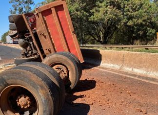Caminhão tomba e provoca lentidão na BR-050 em Uberlândia após vazamento de óleo Caminhão tomba e provoca lentidão na BR-050 em Uberlândia após vazamento de óleo