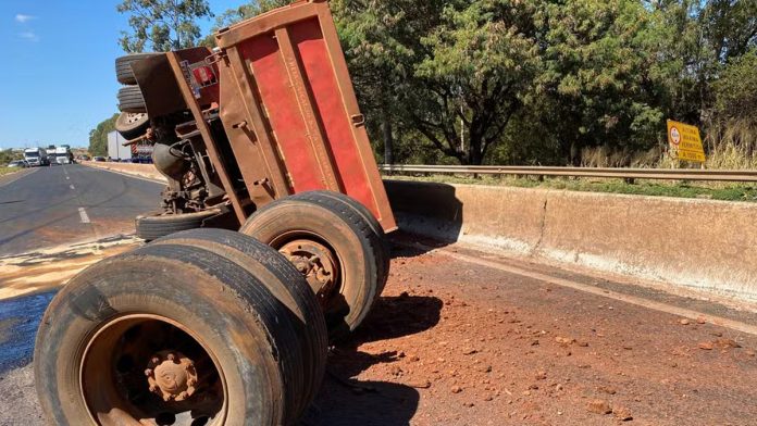Caminhão tomba e provoca lentidão na BR-050 em Uberlândia após vazamento de óleo Caminhão tomba e provoca lentidão na BR-050 em Uberlândia após vazamento de óleo