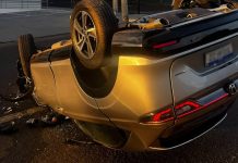 Capotamento provoca susto em motoristas na Avenida João Naves, Uberlândia Capotamento provoca susto em motoristas na Avenida João Naves, Uberlândia