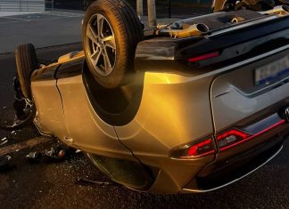 Capotamento provoca susto em motoristas na Avenida João Naves, Uberlândia Capotamento provoca susto em motoristas na Avenida João Naves, Uberlândia