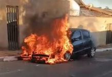 Chamas em segundos: Moto e carro pegam fogo após colisão em Araxá Chamas em segundos: Moto e carro pegam fogo após colisão em Araxá
