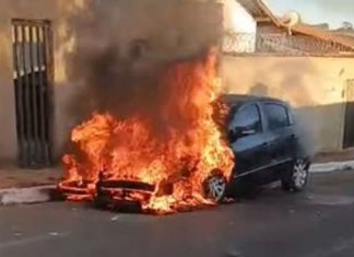 Chamas em segundos: Moto e carro pegam fogo após colisão em Araxá Chamas em segundos: Moto e carro pegam fogo após colisão em Araxá