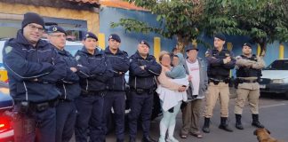 Idoso com Alzheimer é encontrado dirigindo veículo sem pneu com neto de 4 anos na estrada entre MG e SP Idoso com Alzheimer é encontrado dirigindo veículo sem pneu com neto de 4 anos na estrada entre MG e SP