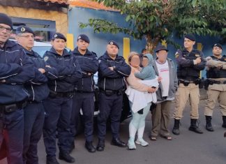 Idoso com Alzheimer é encontrado dirigindo veículo sem pneu com neto de 4 anos na estrada entre MG e SP Idoso com Alzheimer é encontrado dirigindo veículo sem pneu com neto de 4 anos na estrada entre MG e SP