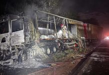 Incêndio em caminhão bitrem carrega produtos perigosos em Uberaba Incêndio em caminhão bitrem carrega produtos perigosos em Uberaba