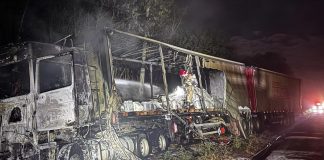 Incêndio em caminhão bitrem carrega produtos perigosos em Uberaba Incêndio em caminhão bitrem carrega produtos perigosos em Uberaba