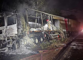 Incêndio em caminhão bitrem carrega produtos perigosos em Uberaba Incêndio em caminhão bitrem carrega produtos perigosos em Uberaba