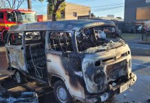 Kombi Incendeia em Plena Avenida do Bairro Roosevelt em Uberlândia Kombi Incendeia em Plena Avenida do Bairro Roosevelt em Uberlândia