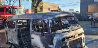 Kombi Incendeia em Plena Avenida do Bairro Roosevelt em Uberlândia Kombi Incendeia em Plena Avenida do Bairro Roosevelt em Uberlândia