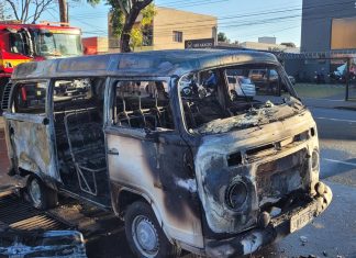 Kombi Incendeia em Plena Avenida do Bairro Roosevelt em Uberlândia Kombi Incendeia em Plena Avenida do Bairro Roosevelt em Uberlândia