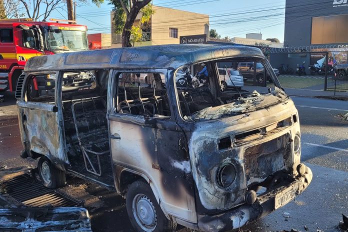 Kombi Incendeia em Plena Avenida do Bairro Roosevelt em Uberlândia Kombi Incendeia em Plena Avenida do Bairro Roosevelt em Uberlândia