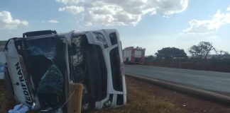 Acidente em Ituiutaba: Carreta capota em estrada de acesso a frigorífico Acidente em Ituiutaba Carreta capota em estrada de acesso a frigorífico