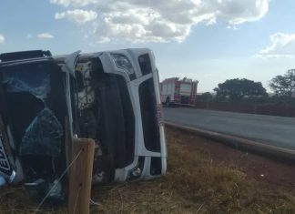 Acidente em Ituiutaba: Carreta capota em estrada de acesso a frigorífico Acidente em Ituiutaba Carreta capota em estrada de acesso a frigorífico