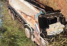 Acidente na BR-050: Carreta com diesel tomba, motorista é ferido e rodovia é interditada. Acidente na BR-050: Carreta com diesel tomba, motorista é ferido e rodovia é interditada.
