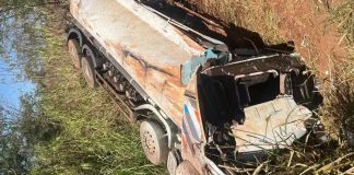 Acidente na BR-050: Carreta com diesel tomba, motorista é ferido e rodovia é interditada. Acidente na BR-050: Carreta com diesel tomba, motorista é ferido e rodovia é interditada.