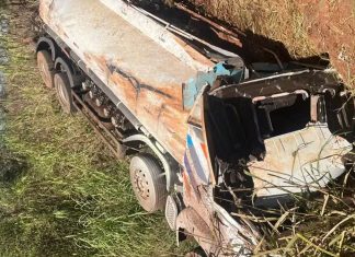 Acidente na BR-050: Carreta com diesel tomba, motorista é ferido e rodovia é interditada. Acidente na BR-050: Carreta com diesel tomba, motorista é ferido e rodovia é interditada.