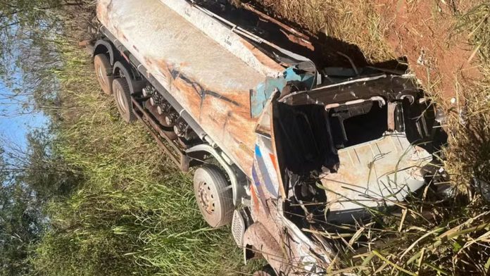 Acidente na BR-050: Carreta com diesel tomba, motorista é ferido e rodovia é interditada.
