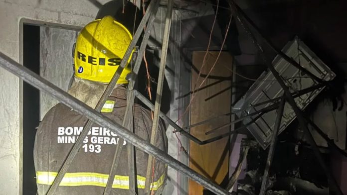 Araguari: Incêndio arrasa residência no Bairro Bela Suíça, resultando em interdição pela Defesa Civil