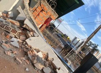 Caminhão Colide com Muro de Supermercado e Motorista Foge em Uberlândia Caminhão Colide com Muro de Supermercado e Motorista Foge em Uberlândia