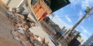 Caminhão Colide com Muro de Supermercado e Motorista Foge em Uberlândia Caminhão Colide com Muro de Supermercado e Motorista Foge em Uberlândia