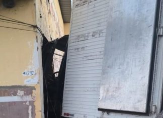Caminhão roubado colide com poste e causa destruição de barracão em Araguari; suspeito é detido Caminhão roubado colide com poste e causa destruição de barracão em Araguari; suspeito é detido