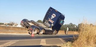 Cavalinho de caminhão colide com mureta de concreto na BR-365 em Uberlândia Cavalinho de caminhão colide com mureta de concreto na BR-365 em Uberlândia