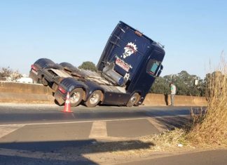 Cavalinho de caminhão colide com mureta de concreto na BR-365 em Uberlândia Cavalinho de caminhão colide com mureta de concreto na BR-365 em Uberlândia