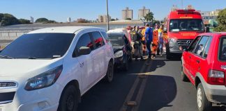 Engavetamento envolvendo quatro veículos resulta em motorista ferido em viaduto de Uberlândia Engavetamento envolvendo quatro veículos resulta em motorista ferido em viaduto de Uberlândia